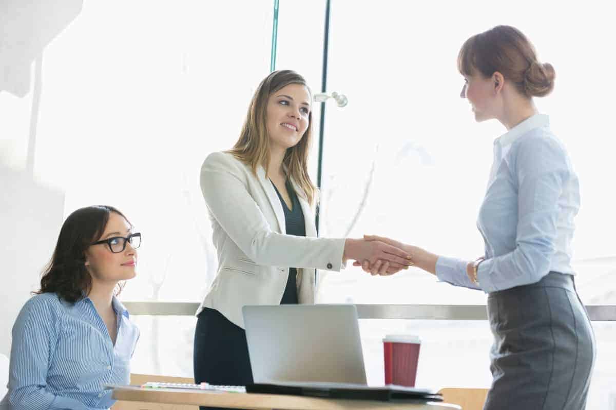How To Shake Hands Like A Gentleman - Handshake Etiquette For Confident  Introductions